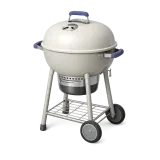 Um churrasco com tampa sobre pernas