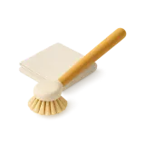 Uma escova de loiça ao lado de um pano dobrado