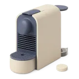 Uma máquina de café e uma pastilha descalcificante