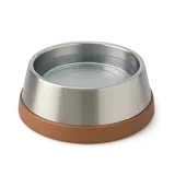 Uma taça de inox cheia de água