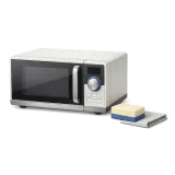 Um micro-ondas, esponja e pano