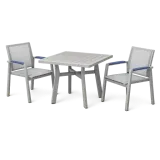 Uma mesa de jardim e duas cadeiras