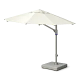 Um grande chapéu de sol na base