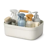 Um cesto de produtos de limpeza